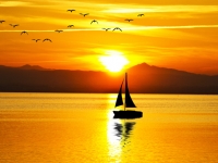 puesta de sol panoramica en el mar con un velero
